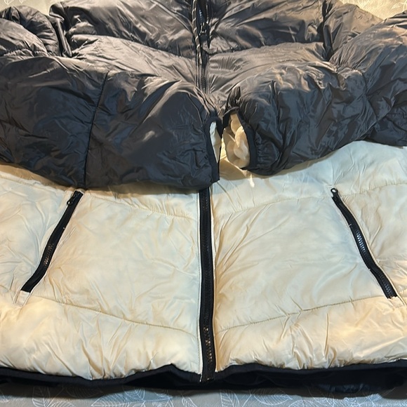 Old Navy. Ladies Puffer Jacket. 1 small rip. - Picture 4 of 5